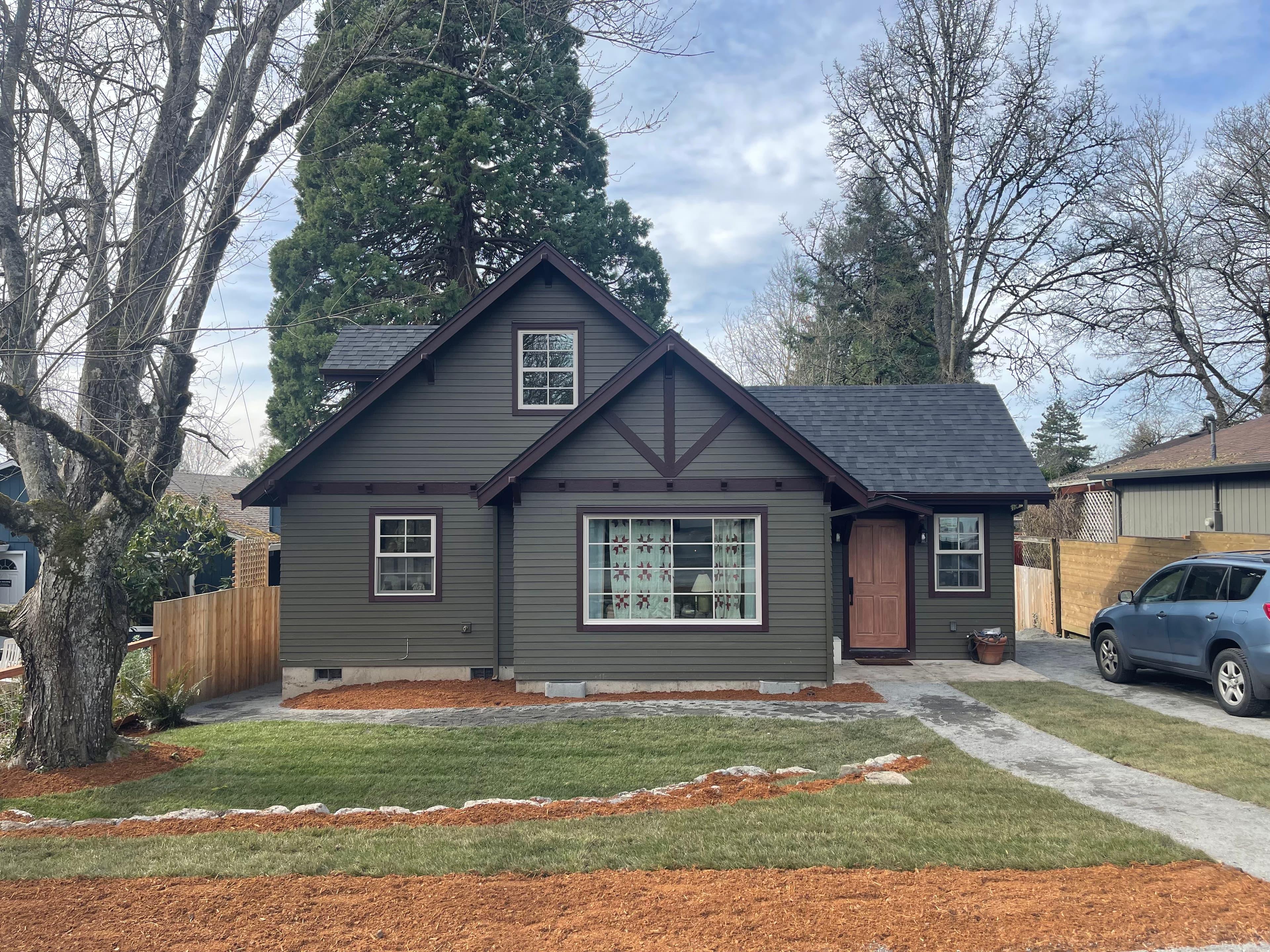 Cozy craftsman in a quiet SW neighborhood with a f...